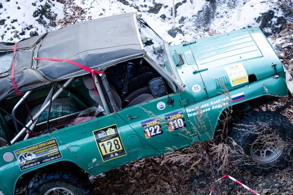 Khabarovsk, Rússia - 11 de novembro de 2019: Jeep Suzuki Jimny supera obstáculos na floresta. — Fotografia de Stock