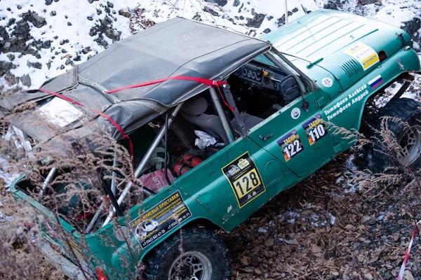 Chabarowsk, Rosja - 11 listopada 2019: Jeep Suzuki Jimny pokonuje przeszkody w lesie. — Zdjęcie stockowe