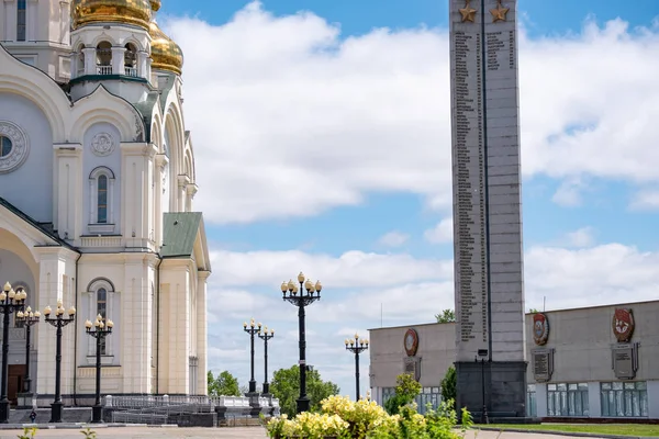 Khabarovsk, Rússia - 15 de junho de 2019: Catedral de Spaso-Preobrazhensky em Khabarovsk, no fundo do céu azul nublado . — Fotografia de Stock