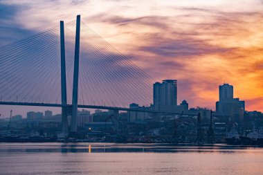 Vladivostok, Rusya - Ocak 09, 2020: Kışın Altın Boynuz Köprüsü manzarası. - Rusya. Vladivostok.