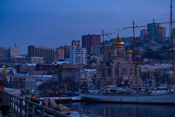 Vladivostok, Rússia - 09 de janeiro de 2020: Vista da ponte Golden horn no inverno. A Rússia. Vladivostok.. — Fotografia de Stock