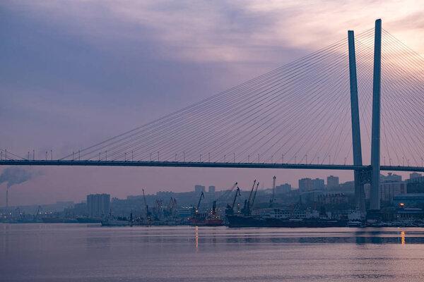 Владивосток, Россия - 09 января 2020 г.: вид на мост Золотой Рог зимой. Россия. Владивосток, Владивосток.