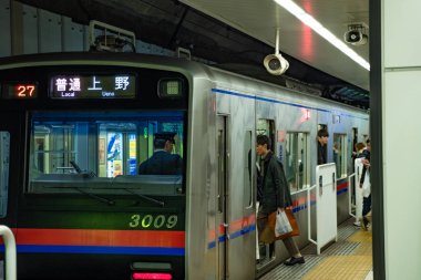 Tokyo, Japonya - 19 Ocak 2020: Ueno istasyonunda trenler.