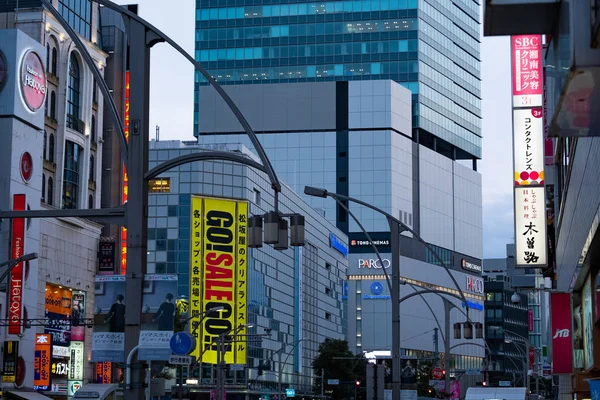 Tokyo, Japan - 19 jan 2020: Gator i Ueno-distriktet på kvällen under rusningstid. — Stockfoto