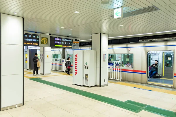 Tokyo, Japonya - 19 Ocak 2020: Ueno istasyonunda trenler.