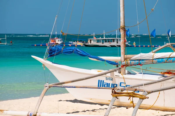 Boracay, Filipinas - 20 de enero de 2020: Playa Blanca vacía de la isla de Boracay durante el día. No hay turistas chinos debido al coronavirus. Barcos en el mar llevan turistas. — Foto de Stock