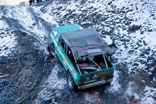 Khabarovsk, Rusya - 11 Kasım 2019: Jeep Suzuki Jimny ormandaki engelleri aştı. — Stok fotoğraf