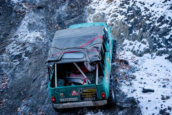 Khabarovsk, Russie - 11 nov. 2019 : Jeep Suzuki Jimny surmonte les obstacles dans la forêt. — Photo