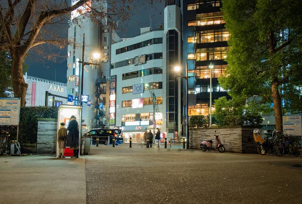 Tokio, Japón - 19 de enero de 2020: Calles del distrito de Ueno por la noche durante la hora punta . —  Fotos de Stock