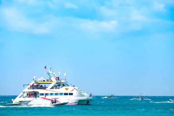 Boracay, Filipinas - 20 de enero de 2020: Playa Blanca vacía de la isla de Boracay durante el día. No hay turistas chinos debido al coronavirus. Barcos en el mar llevan turistas. —  Fotos de Stock