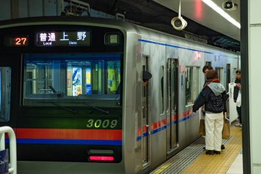 Tokyo, Japonya - 19 Ocak 2020: Ueno istasyonunda trenler.