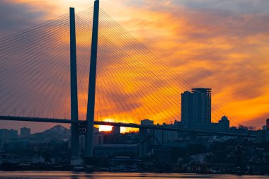 Vladivostok, Rusya - Ocak 09, 2020: Kışın Altın Boynuz Köprüsü manzarası. - Rusya. Vladivostok