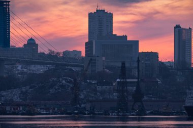 Vladivostok, Rusya - Ocak 09, 2020: Kışın Altın Boynuz Köprüsü manzarası. - Rusya. Vladivostok
