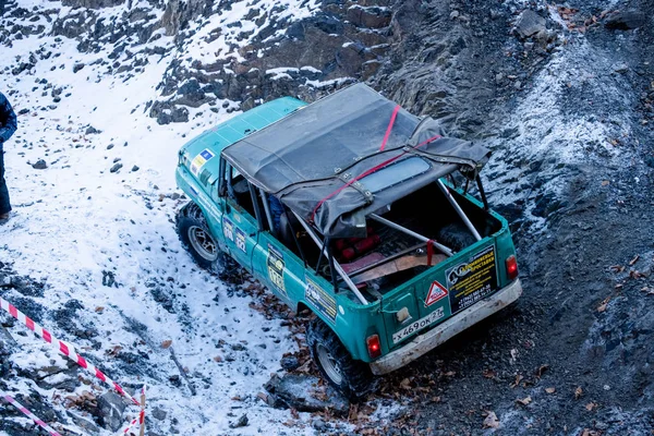 Jeep Suzuki Jimny Supera Obstáculos Floresta — Fotografia de Stock