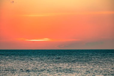 Gün batımı barın üzerinde duran şişelerin arka planında. Güneş, şişelerin parlak camından geçer. Ekran koruyucu için arkaplan resmi.