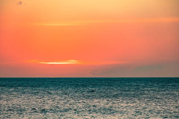 Sonnenuntergang Auf Dem Hintergrund Von Flaschen Die Auf Der Theke — Stockfoto