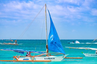 Gündüz vakti Boracay adasının boş beyaz plajı. Koronavirüs yüzünden Çinli turist yok..