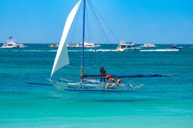 Boracay, Filipinler - 20 Ocak 2020: Gündüz vakti Boracay adasının boş beyaz plajı. Koronavirüs yüzünden Çinli turist yok. Denizdeki tekneler turist taşır..