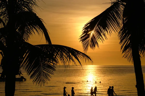 Boracay, Philippines - 26 janv.2020 : Coucher de soleil sur le fond des bouteilles debout sur le bar. Le soleil passe à travers le verre lumineux des bouteilles. Image de fond pour l'économiseur d'écran. — Photo