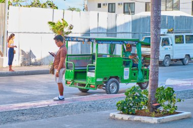 Boracay, Filipinler - 22 Ocak 2020: Boracay adasında toplu taşıma. Üç tekerlekli bisiklet yolcu taşır..