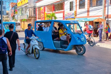 Boracay, Filipinler - 22 Ocak 2020: Boracay adasında toplu taşıma. Üç tekerlekli bisiklet yolcu taşır..