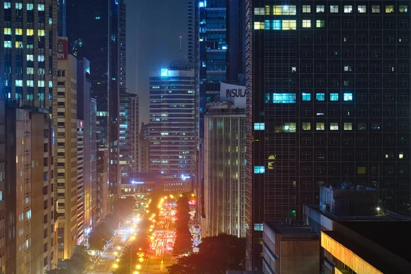 Gece şehri Makati 'nin manzarası. Işıklı gökdelenler.