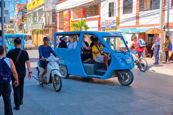 Боракай, Филиппины - 22 января 2020 года: Общественный транспорт на острове Боракай. Трехколесный велосипед перевозит пассажиров
.