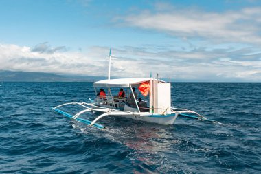 Turistler Manjuyod Beyaz Kum Barı 'nda denizdeki vahşi yunusları izliyor.