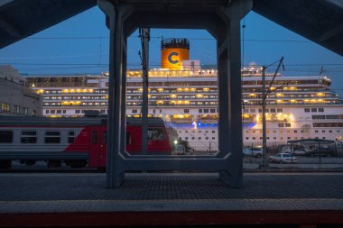 Gün batımında Costa Serena Vladivostok limanında..