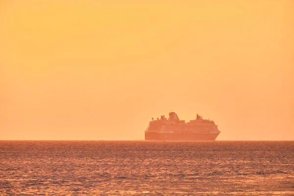 バーに立ってボトルの背景に夕日 太陽はボトルの明るいガラスを通過します スクリーンセーバーの背景画像 — ストック写真