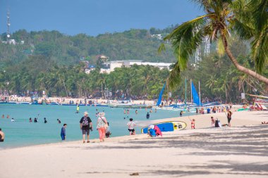 Boracay, Filipinler - 23 Ocak 2020 Boracay adasının beyaz plajı. Turistler plaj boyunca yürür ve denizde yüzerler. Coronavirüs salgınından birkaç gün önce..