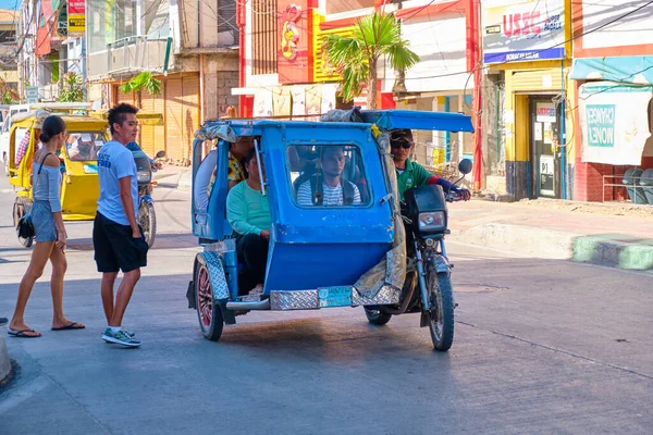 Boracay, Fülöp-szigetek - Jan 22, 2020: Tömegközlekedés Boracay szigetén. A tricikli utasokat szállít.. — Stock Fotó