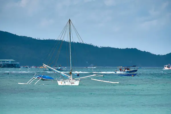 Boracay, Filipinas - Jan 2, 2020: Playa blanca de la isla de Boracay. Los turistas caminan por la playa y nadan en el mar. Unos días antes del brote del coronavirus . — Foto de Stock