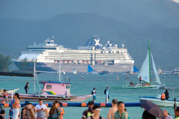 Boracay, Philippines - Jan 23, 2020: White beach of Boracay island. Tourists walk along the beach and swim in the sea. A few days before the outbreak of the coronavirus. Celebrity Millennium cruise — Stock Photo, Image