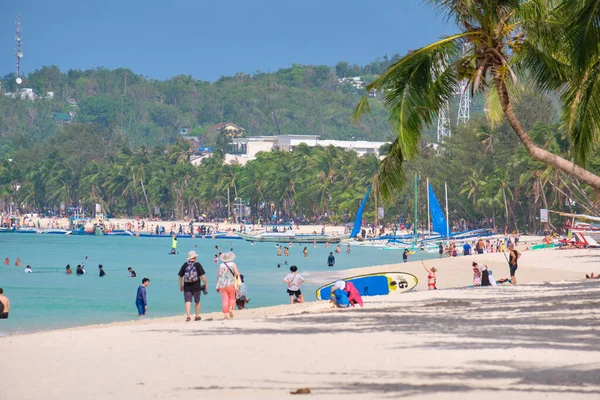 Boracay, Filipinas - 23 de janeiro de 2020: Praia branca da ilha Boracay. Os turistas caminham ao longo da praia e nadam no mar. Poucos dias antes do surto do coronavírus. — Fotografia de Stock