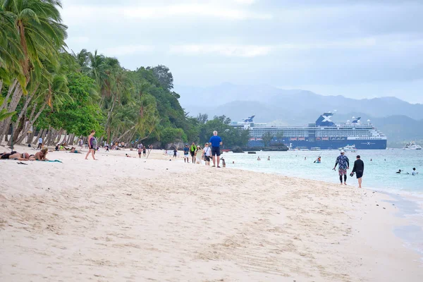 フィリピンのボラカイ島- 2020年1月23日:ボラカイ島の白いビーチ。観光客はビーチに沿って歩き、海で泳ぐ。コロナウイルスの発生の数日前。セレブリティミレニアムクルーズ — ストック写真