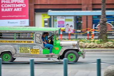 Manila, Filipinler - Şubat 02, 2020: Manila yollarında cip. Eski Amerikan askeri jipleri toplu taşımacılığa çevrildi