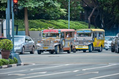 Manila, Filipinler - Şubat 02, 2020: Manila yollarında cip. Eski Amerikan askeri jipleri toplu taşımacılığa çevrildi