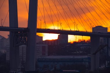 Vladivostok, Rusya - Ocak 09, 2020: Kışın Altın Boynuz Köprüsü manzarası. - Rusya. Vladivostok