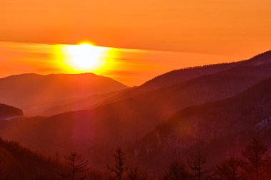 Lidoga-Vanino Khabarovsk bölgesindeki dağların arasında gün batımı