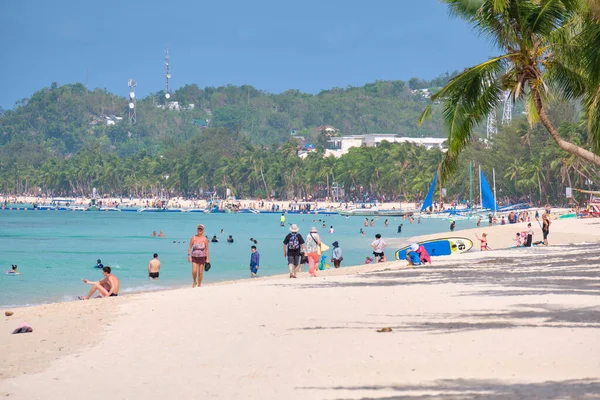 ボラカイ島の白いビーチ 観光客はビーチに沿って歩き 海で泳ぐ コロナウイルスが発生する数日前 — ストック写真