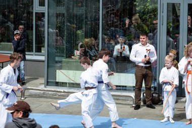 Khabarocsk, Rusya - 09 Mayıs 2019: Büyük Vatanseverlik Savaşı 'ndaki Zafer Günü onuruna verilen konser. Tekvando sporcuları yeteneklerini sergilerler.