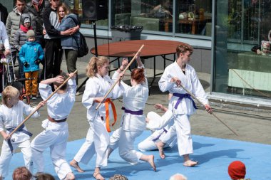 Khabarocsk, Rusya - 09 Mayıs 2019: Büyük Vatanseverlik Savaşı 'ndaki Zafer Günü onuruna verilen konser. Tekvando sporcuları yeteneklerini sergilerler.