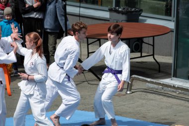 Khabarocsk, Rusya - 09 Mayıs 2019: Büyük Vatanseverlik Savaşı 'ndaki Zafer Günü onuruna verilen konser. Tekvando sporcuları yeteneklerini sergilerler.