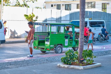 Boracay, Filipinler - 22 Ocak 2020: Boracay adasında toplu taşıma. Üç tekerlekli bisiklet yolcu taşır.