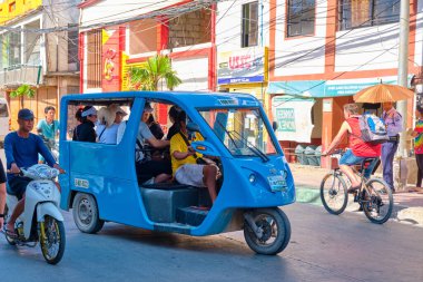 Boracay, Filipinler - 22 Ocak 2020: Boracay adasında toplu taşıma. Üç tekerlekli bisiklet yolcu taşır.