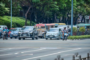 Manila, Filipinler - Şubat 02, 2020: Manila yollarında cip. Eski Amerikan askeri jipleri toplu taşımacılığa çevrildi