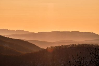Lidoga-Vanino Khabarovsk bölgesindeki dağların arasında gün batımı.