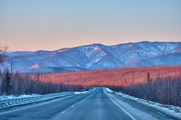 Lidoga-Vanino Khabarovsk县公路上的群山中的日落. — 图库照片