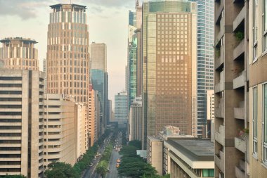 Gündüz Makati şehri manzarası. Açık güneşli havada gökdelenler.